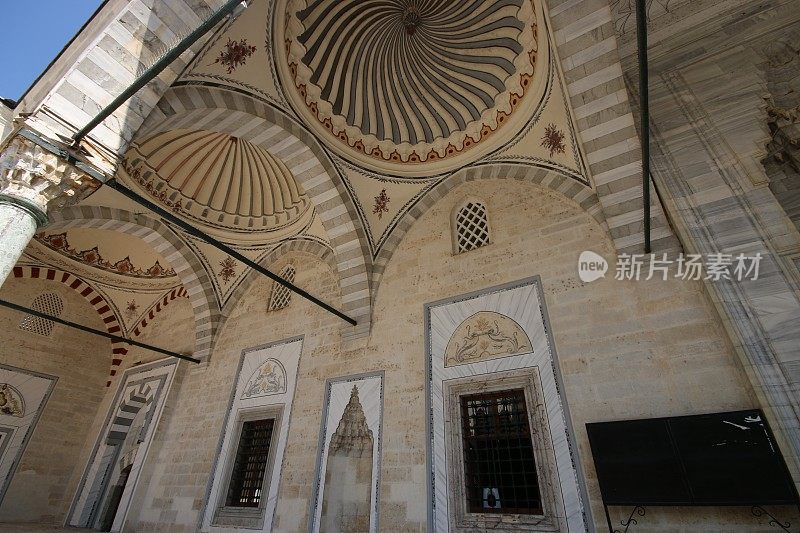 来自Edirne Yildirim Beyazit清真寺庭院的建筑部分